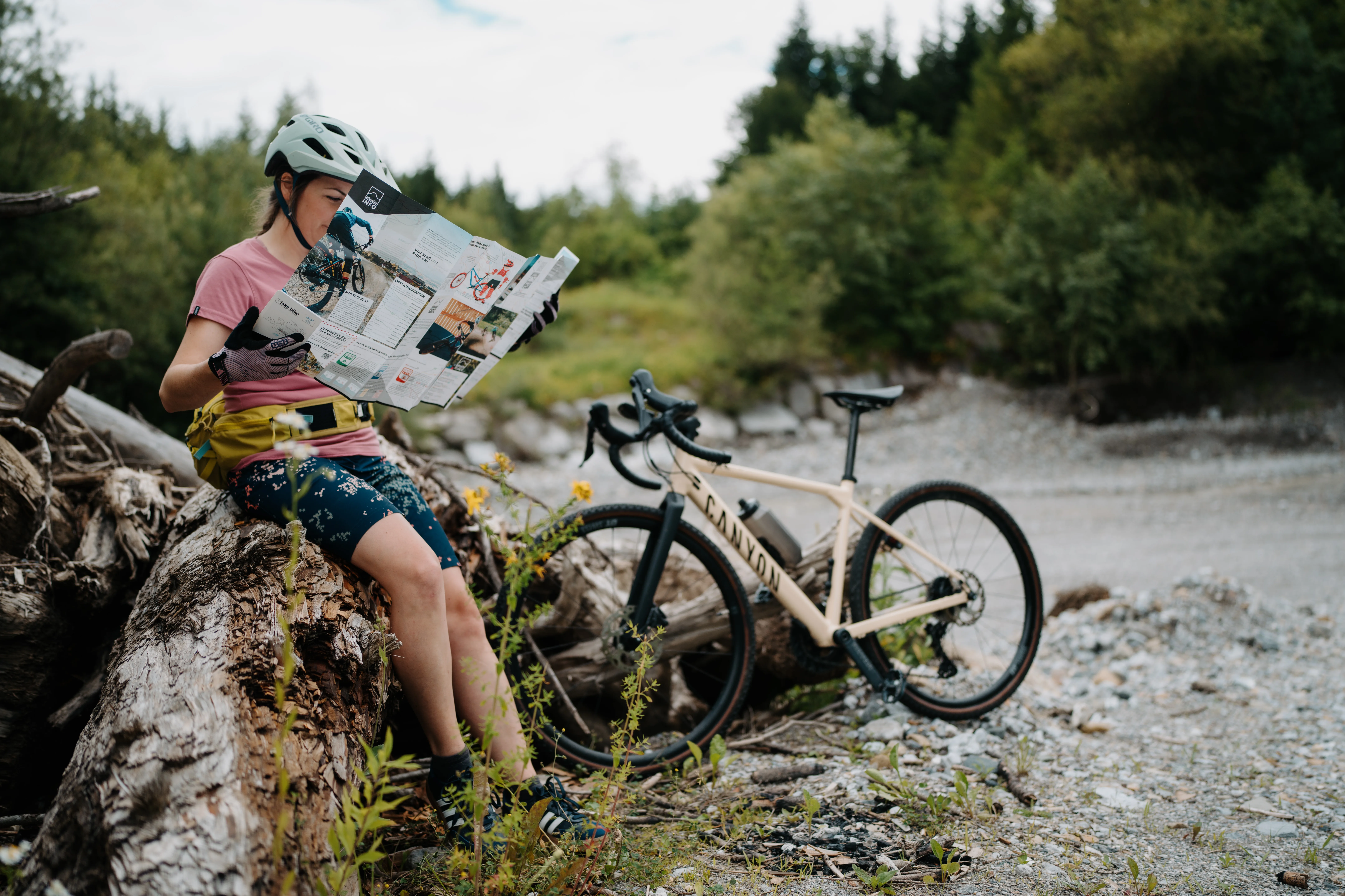 Une cycliste déplie une bikemap s-format