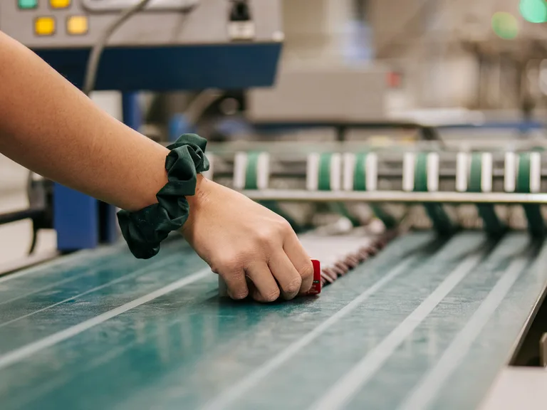 Produktionsmaschine Helferin bei der Arbeit