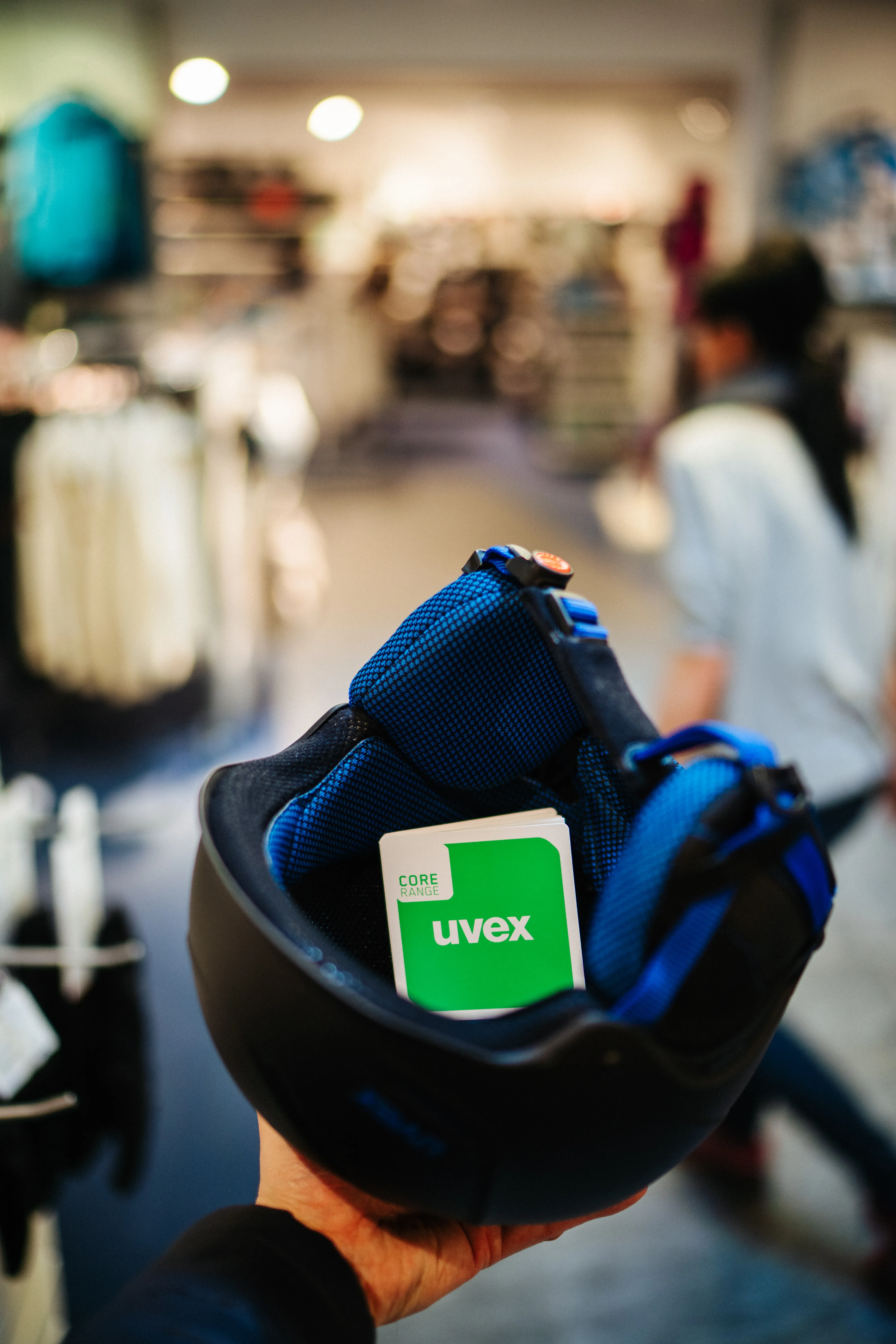 Pocketfolder chiuso nel casco Uvex