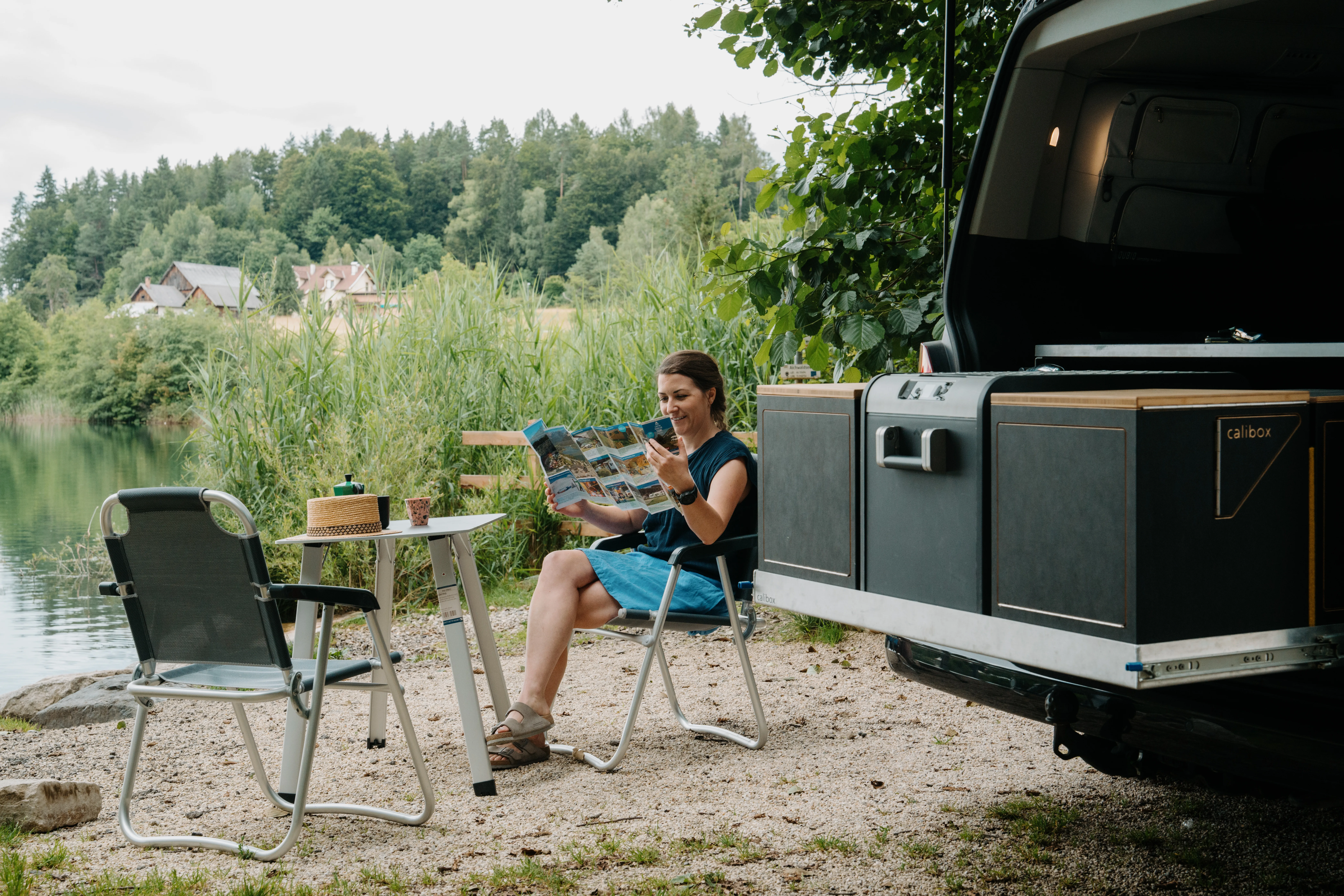 Camper - donna apre una mappa pieghevole