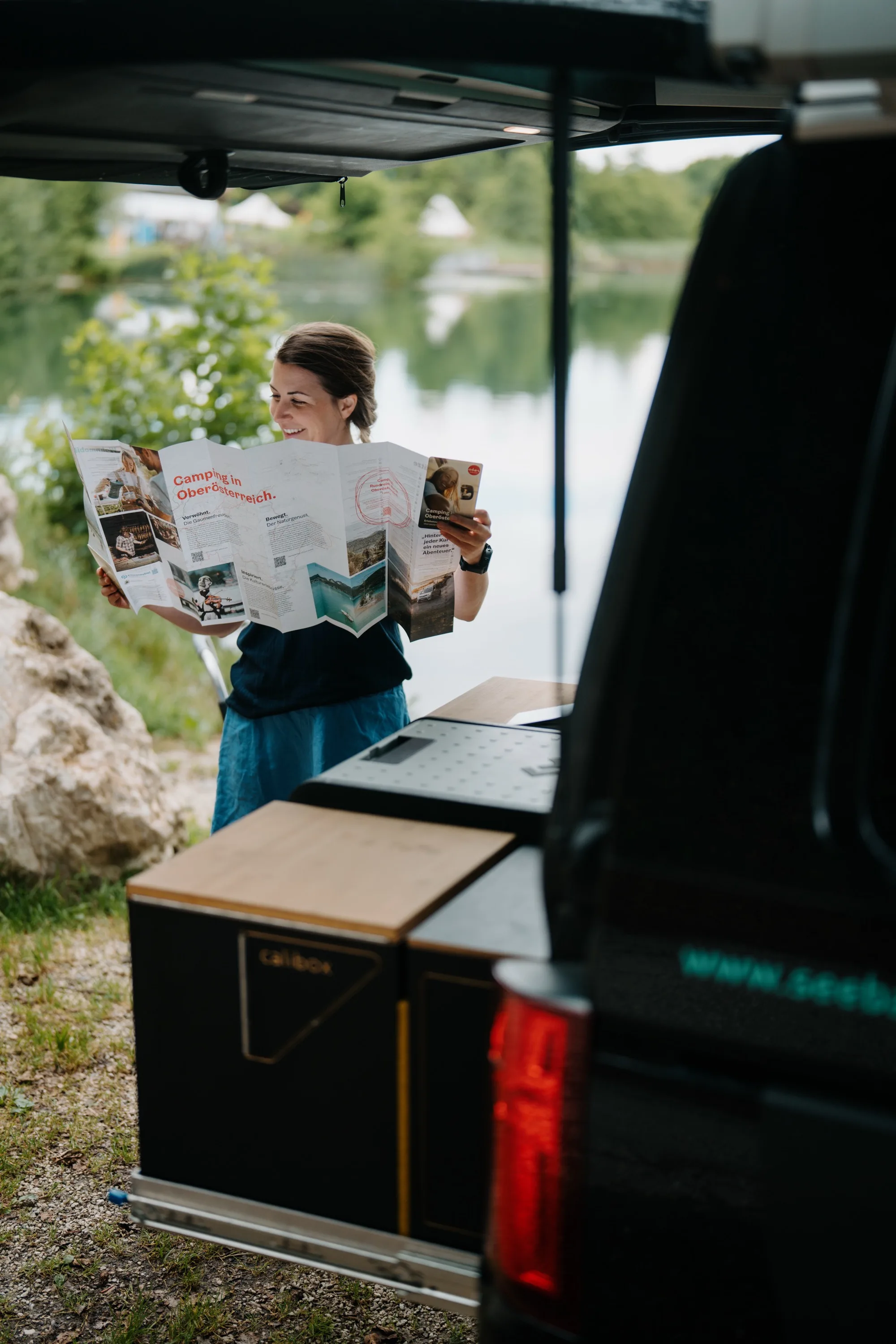 Pocketcard Camping in Alta Austria – Twin-Card dispiegata accanto al campervan con vista sul lago