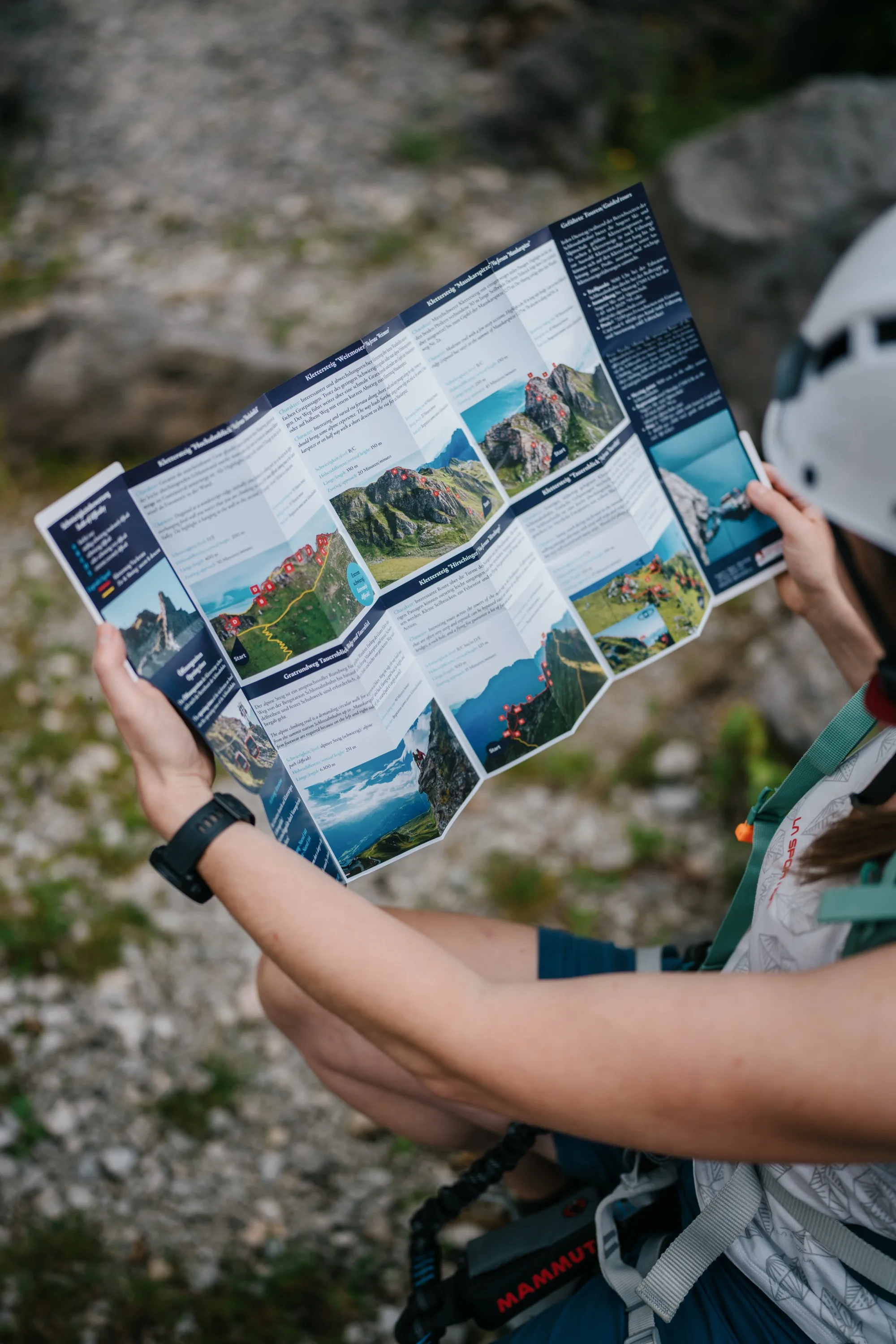 Twin-Card aperta guida alla via ferrata della Gasteinertal con panoramica dei percorsi e foto del panorama montano