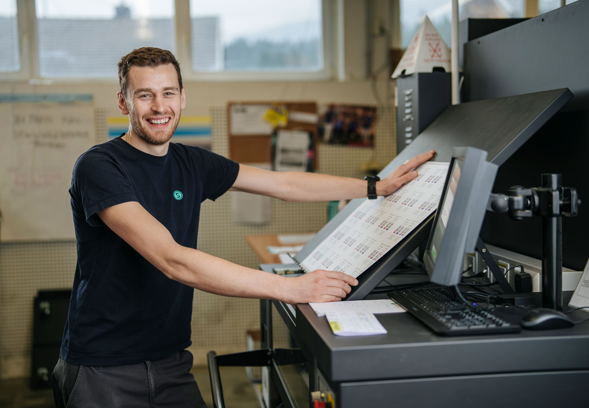 Mitarbeiter an der Druckmaschine