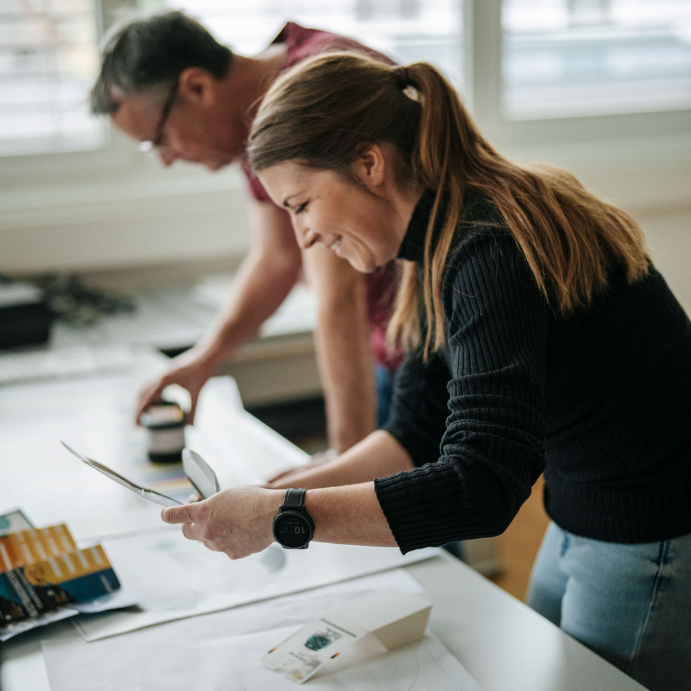 Kolleg*innen beim gemeinsamen Planen