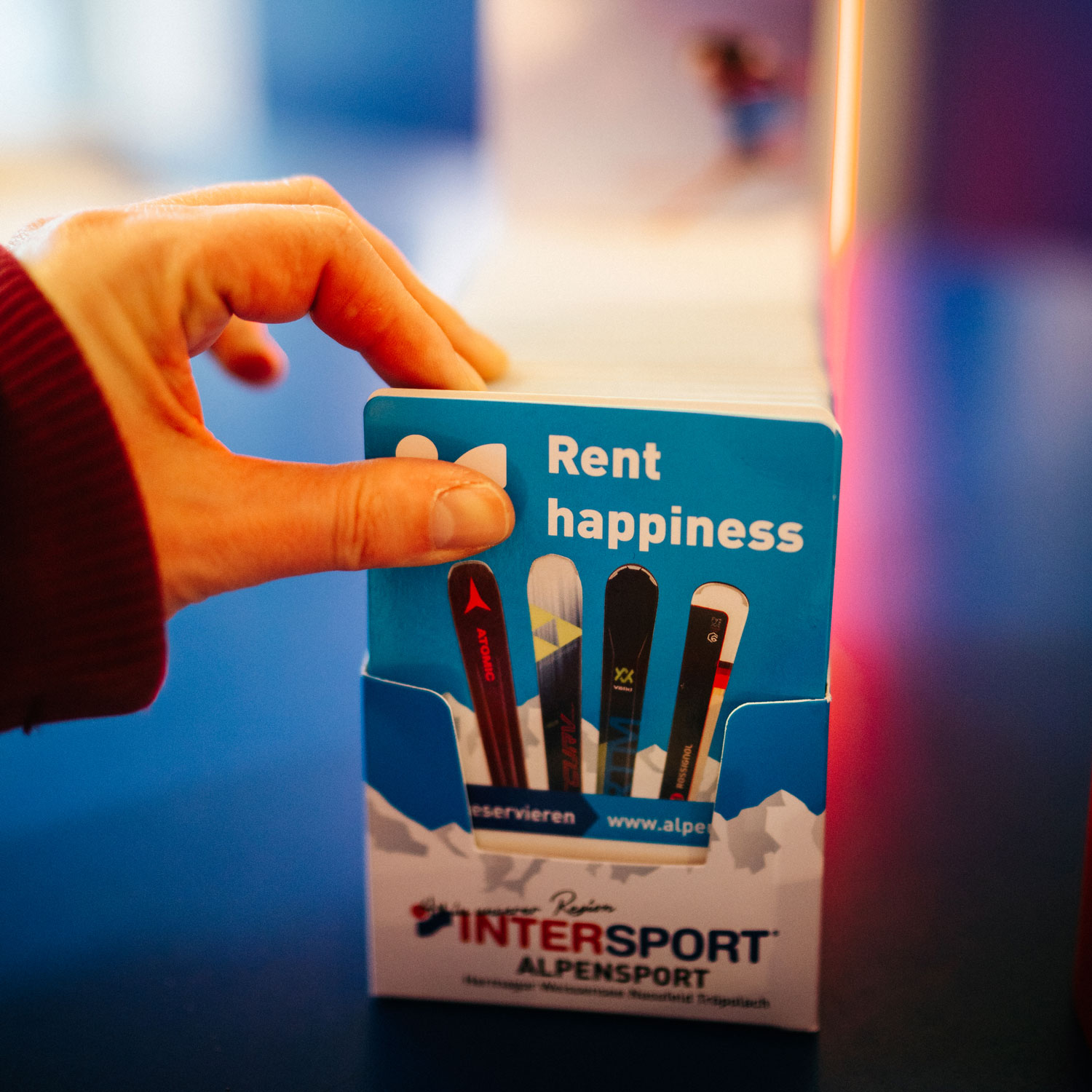 Intersport Dispenser mit Pocketguides am Point of Sale