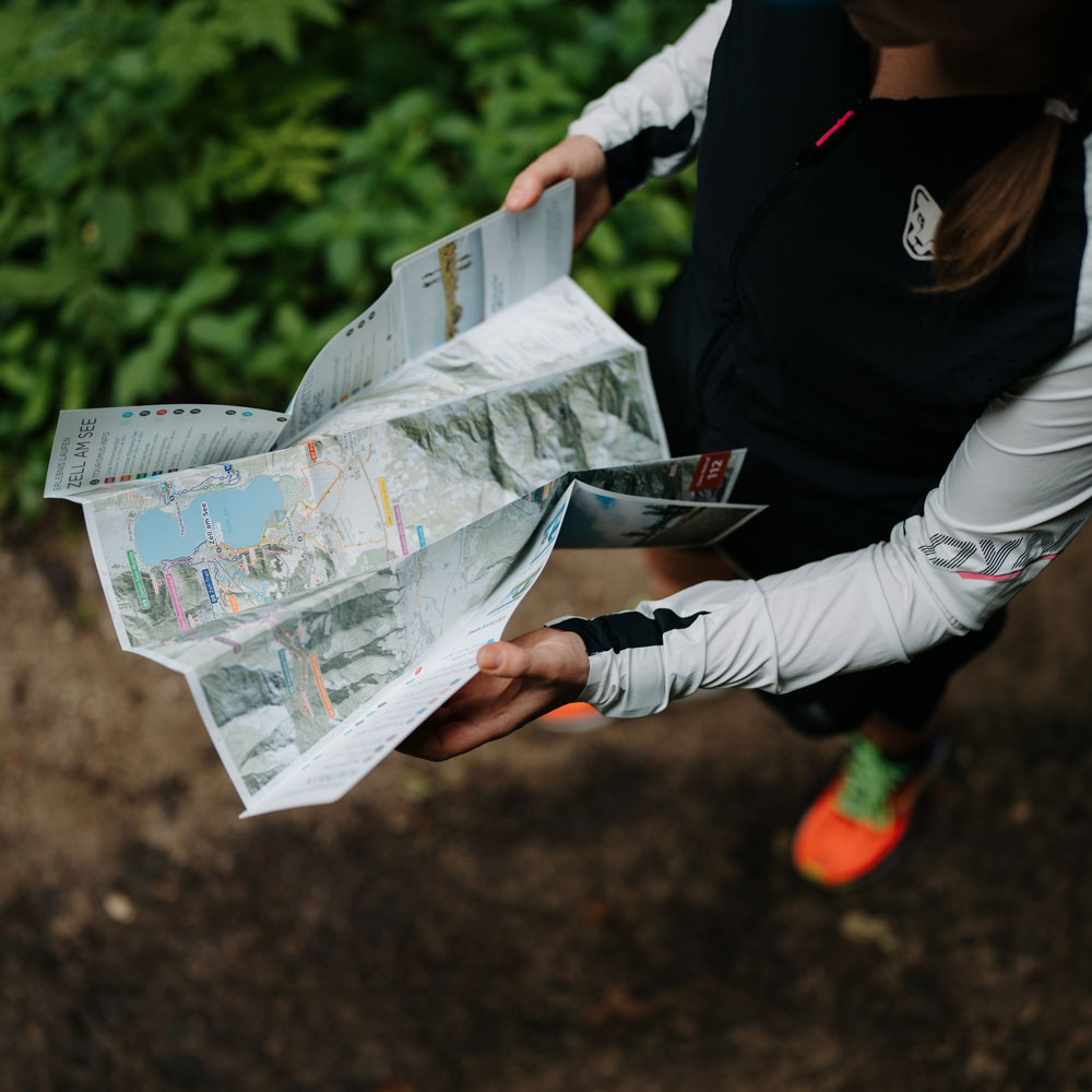 TWIN-Card beim Aufklappen in der Natur